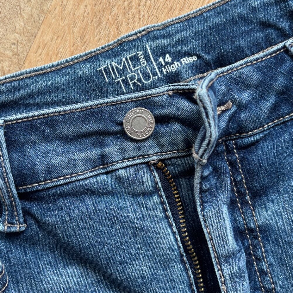 Time & Tru Cropped Distressed Jeans - Picture 2 of 4